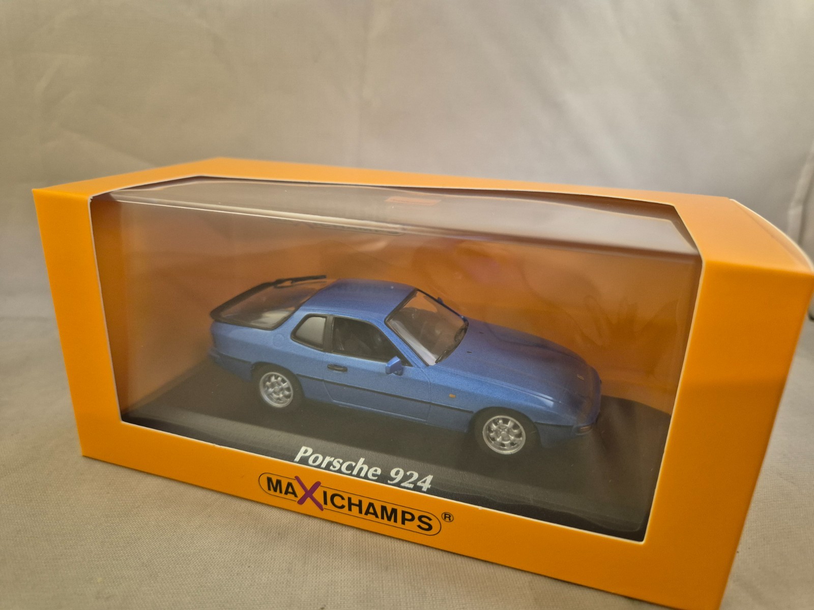 Porsche 924 1984 bleu métallisé Minichamps 1/43 | Voiture miniature de collection