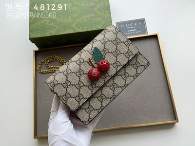 Authentic  GG Supreme Cherry Mini Chain Bag   Beige   Gold Chain   Full Set