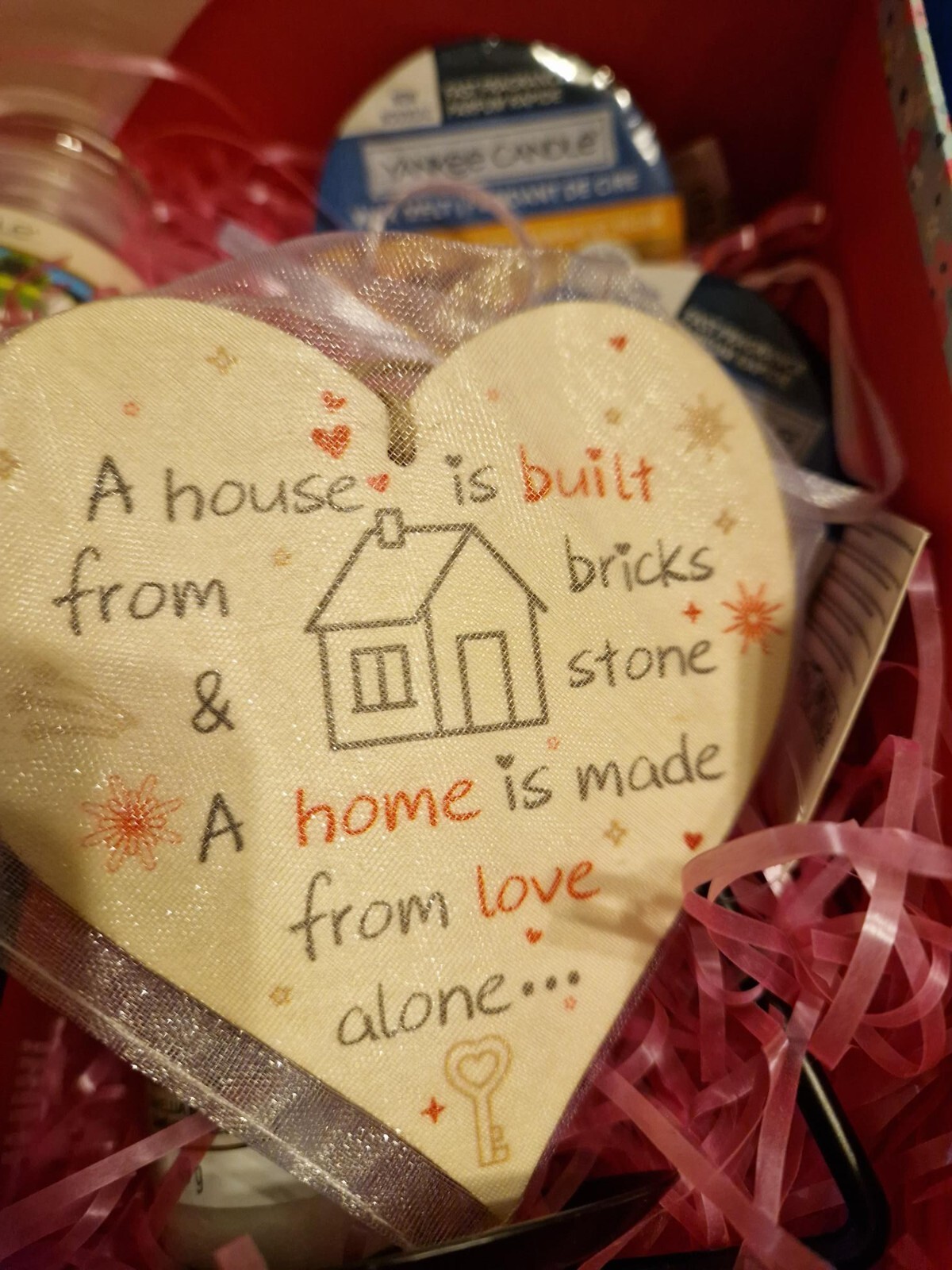 LARGE GIFT HAMPER , IN THE SHAPE OF A SUITCASE, YANKEE CANDLE , NEW