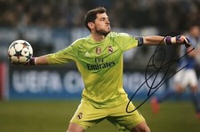 IKER CASILLAS - REAL MADRID & SPAIN - FOOTBALL - ORIGINAL SIGNED 12x8 PHOTO
