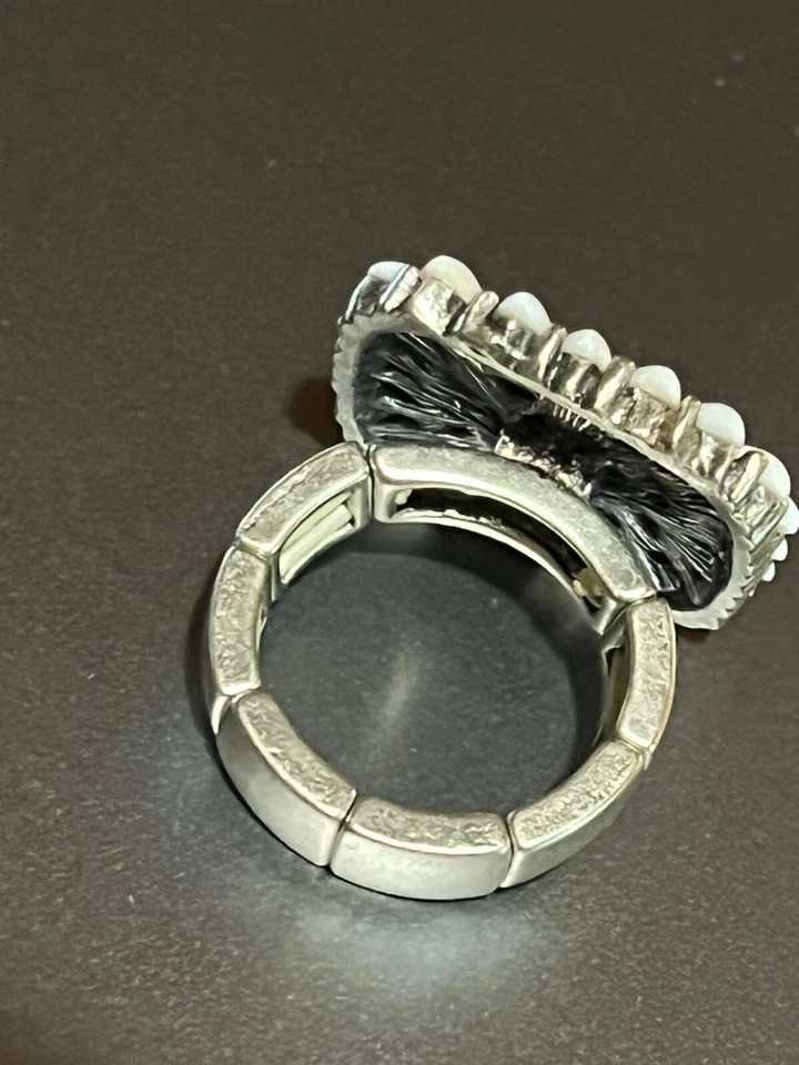 Tiny White Plastic Pinched Oval Cab Square Flower Medallion Pewter Stretch Ring Foto 3 de 4