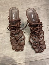 Heeled sandal in chocolate cage