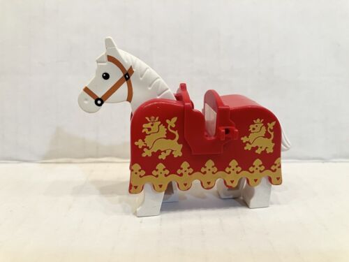 Lego Burg weißes Pferd mit gerüschter Kante gelbe Löwen Muster Barding 6081 6060 - Bild 1 von 7