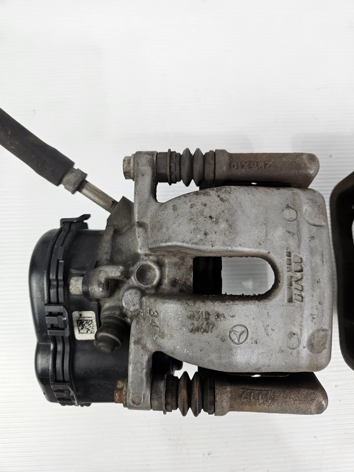 Juego de pinzas de freno traseras derecha e izquierda Mercedes W117 CLA250 14-19 OEM Foto 2 de 4
