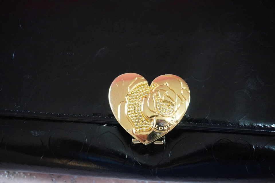 Bolso de hombro Lovcat de charol negro con cierre de corazón con correa de cadena dorada Foto 4 de 4