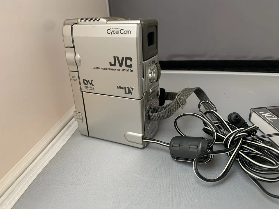 JVC Cybercam minidv camcorder camera GR-DVM70 w/ accessories - READ BELOW - Image 3 of 4