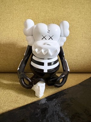 KAWS BOUNTY HUNTER Original Skull Kun Figure Black-White Version