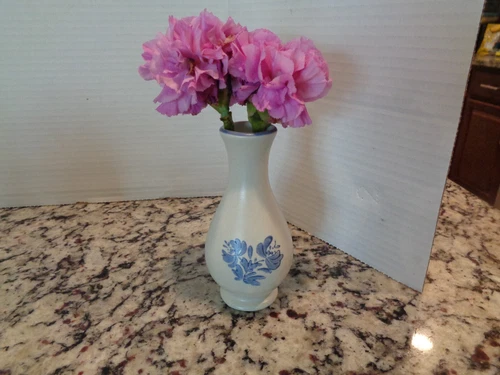 Pfaltzgraff Yorktowne Blue Floral Stoneware 5 ¼” Small Bud Flower Vase, Retired