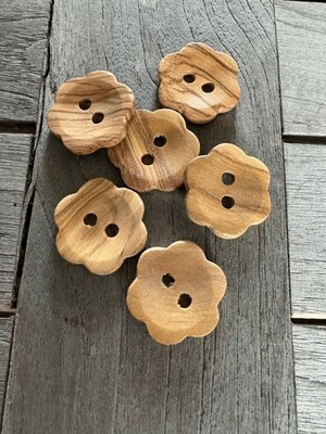 10 Stück Holzknöpfe aus echtem OlivenHolz in BlütenForm
