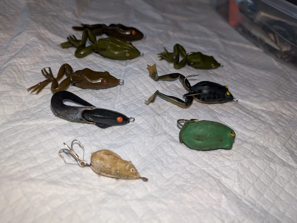 Lote de 8 señuelos de pesca ranas de goma a prueba de enganches de colección  Foto 2 de 4