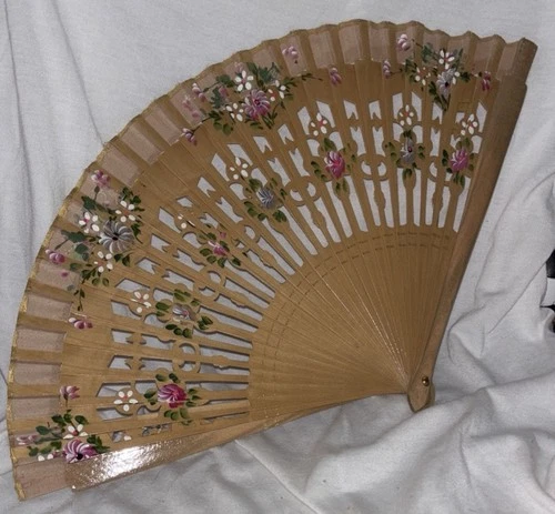 FOLDING HAND FAN ESPANA (Spain) BEAUTIFUL VINTAGE FAN W/ CUT OUTS
