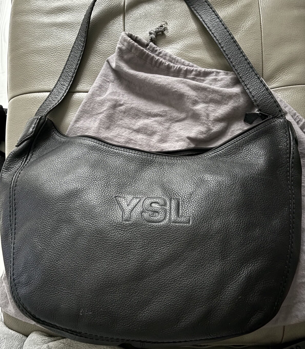 SAINT LAURENT Borsa a tracolla corpo vintage YSL in pelle nera