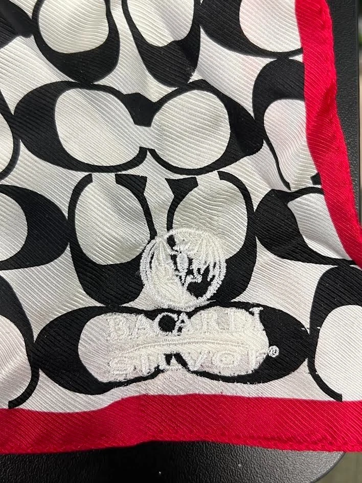 3 bufandas de seda Coach letras blancas y negras - con logotipo de Bacardí Foto 3 de 4