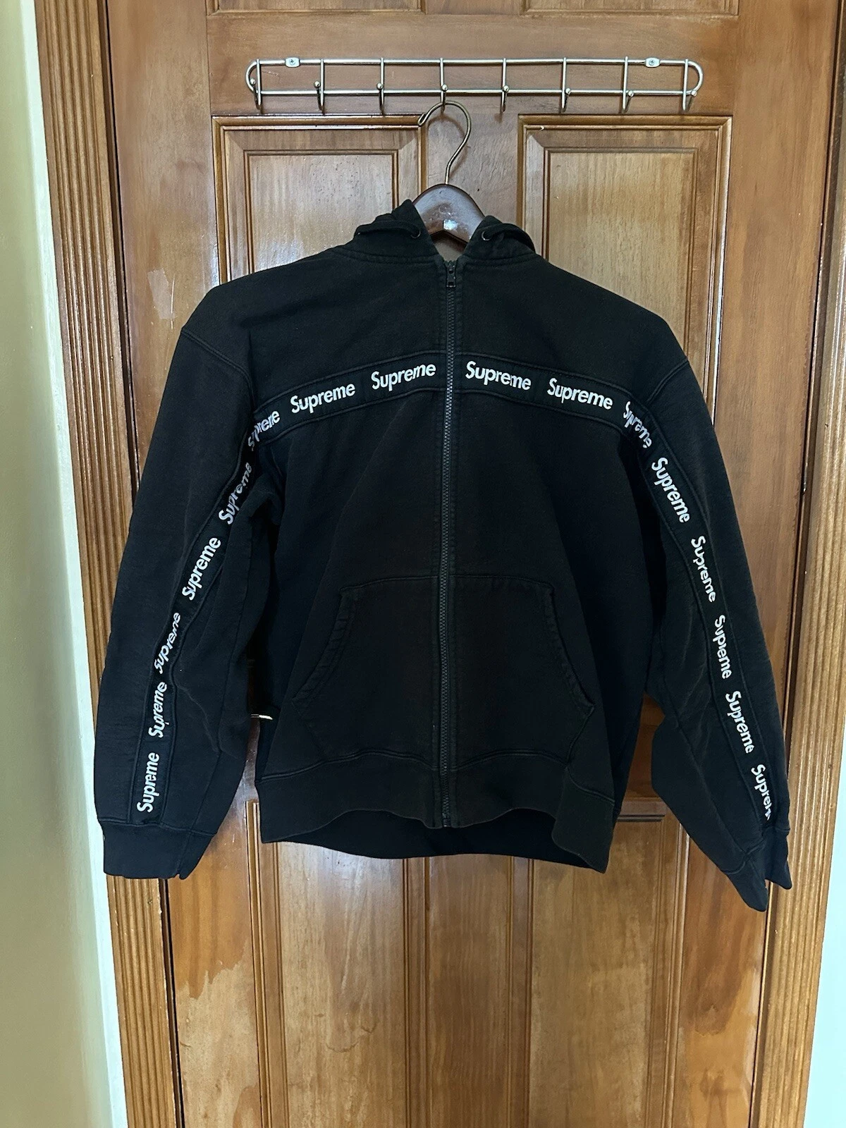 Sweat shirt à capuche à rayures textuelles Supreme   Sweat à capuche noir moyen FW19