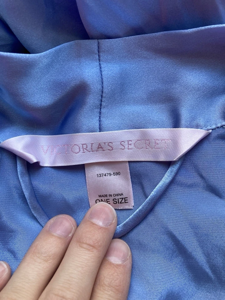 Bata de satén azul claro Victoria’s Secret talla única Foto 2 de 4