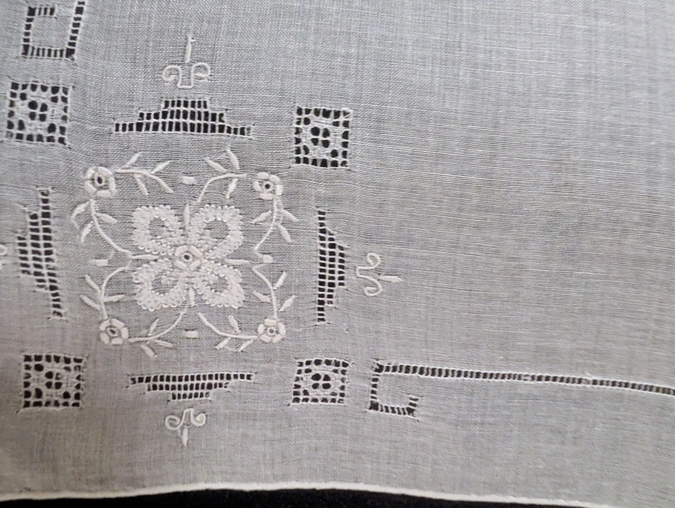 Lindo lenço/lenço vintage com bordado feito à mão e desenho - Imagem 2 de 4
