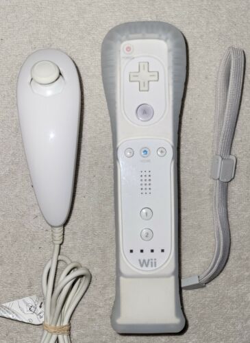 Nintendo Wii Fernbedienung mit Motion Plus Adapter, Hülle & Nunchuk authentisch weiß - Bild 1 von 4