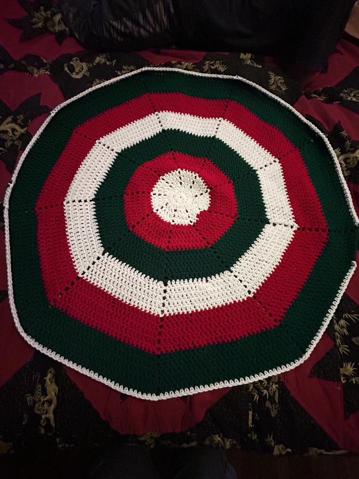 Manta festiva de ganchillo rojo, verde y blanco Foto 2 de 3