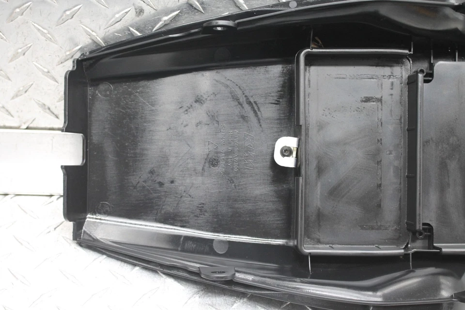 KTM 690 DUKE 2016 bandeja de batería inferior y juego de carenado Foto 2 de 4