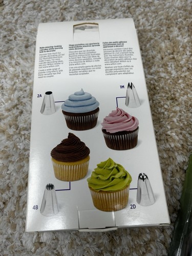 Wilton 12 Piece Cupcake Frosting Cake Cookie Decorating Set Kit Tips Bags NEW  - Bild 2 von 2