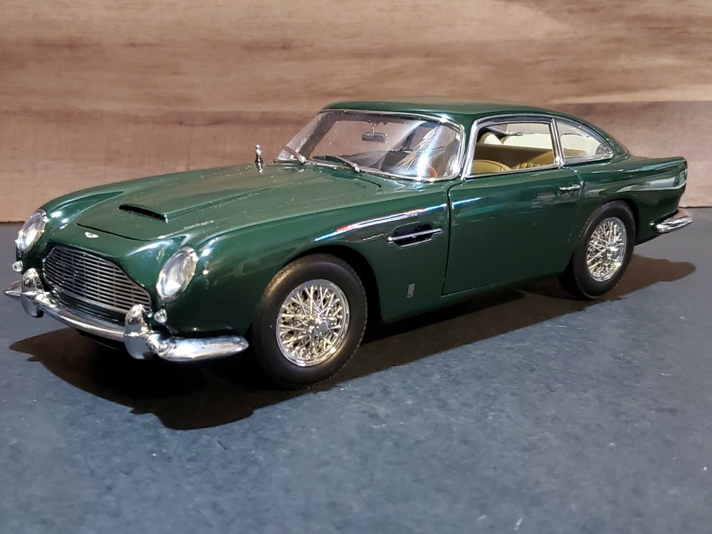Autoart 1964 Aston Martin DB5 1:18 Scale Diecast Model Car Racing Green