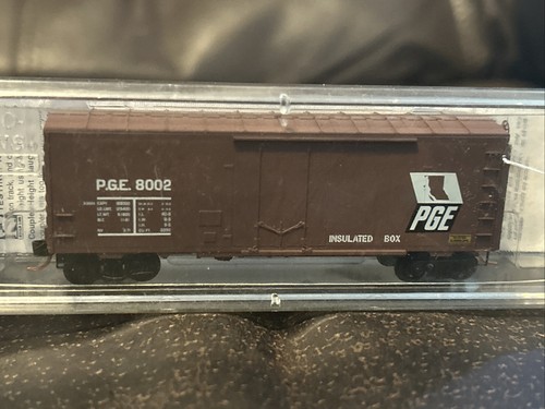N - Micro-Trains - Pacific Great Eastern 40' Box Car #8002 - 074 00 160 | Zustand: New