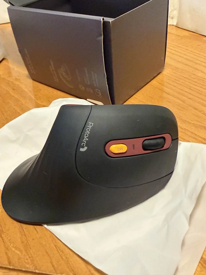 ProtoArc Ratón Vertical Ergonómico Recargable Multidispositivo, Rojo Vino EM11 Foto 4 de 4