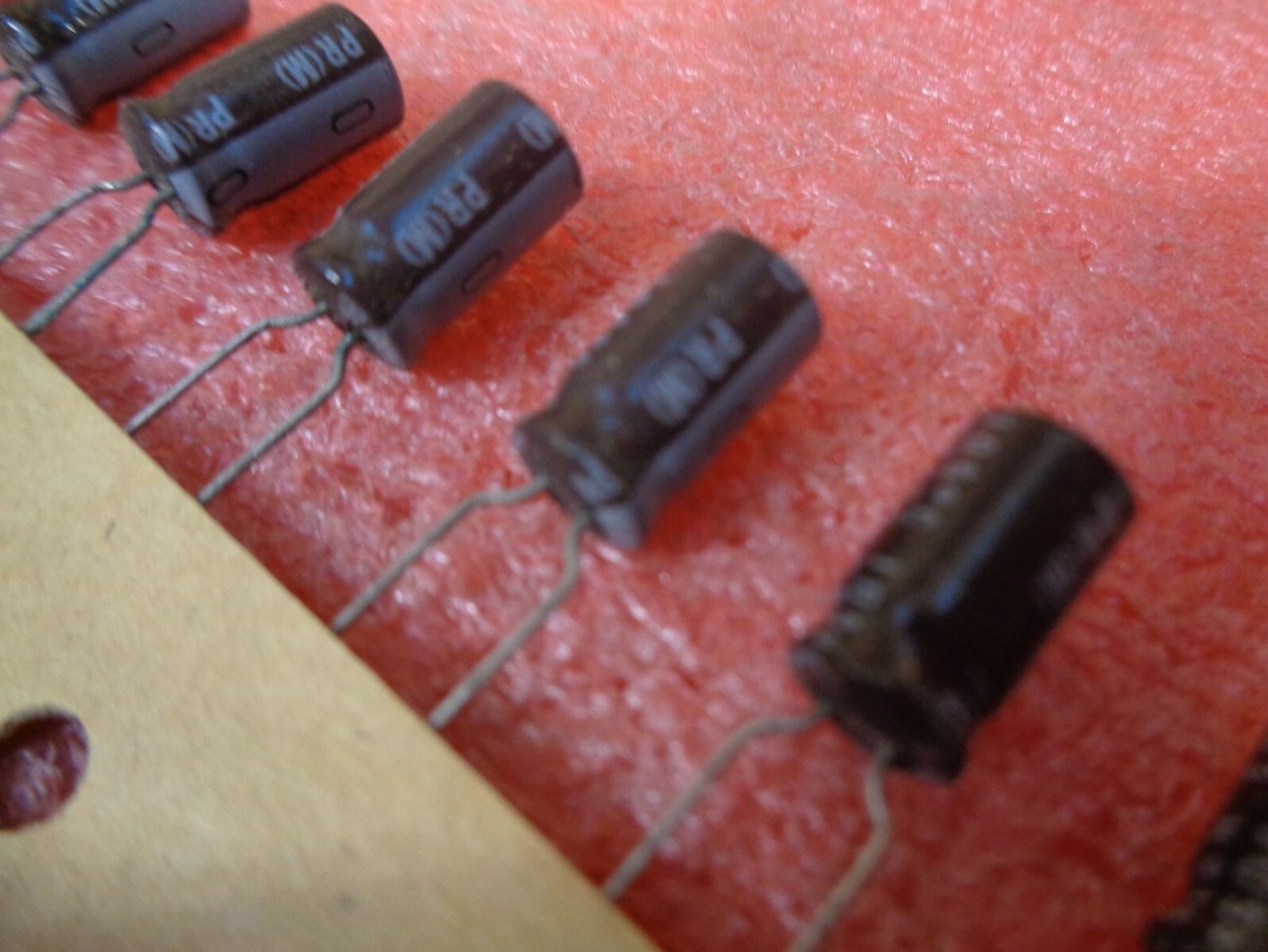 50 Condensatori Elettrolitici Nichicon 47uF 25V 105°C – Radiale 5x11mm – Giappone