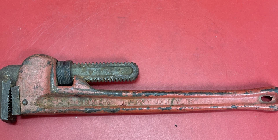 LLAVE DE TUBO DE ALTA RESISTENCIA HUSKY 18 pulgadas DOBLE ACCIONAMIENTO Foto 2 de 4