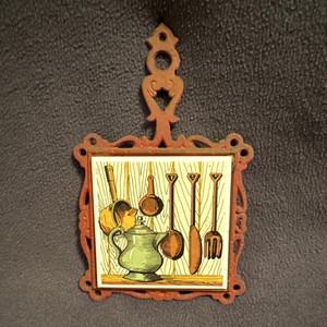 Seven Star Vintage Ceramic Tile & Metal Hanging Trivet, Kitchen Tools, 4x4"