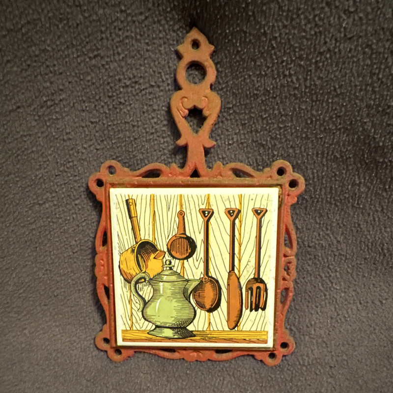 Seven Star Vintage Ceramic Tile & Metal Hanging Trivet, Kitchen Tools, 4x4"