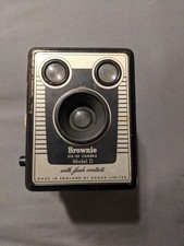 Brownie SIX-20 Model D, Made in England by KODAK Limited, Shutter Works,