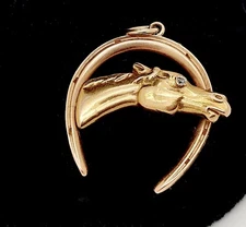 EQUESTRIAN ESTATE 14K SOLID GOLD DIAMOND EYE HORSE HEAD INSET SHOE PENDANT