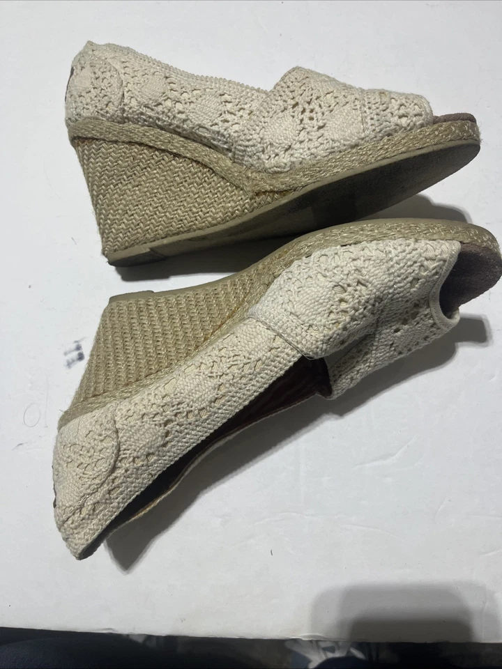 Tamanho 7.5 Tamanho 7 1/2 Wedge Peep Toe Salto de Crochê Bege Madden Girl Slip On - Imagem 4 de 4