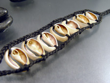 Ręcznie robiona bransoletka muszli kowrie z plecioną skórą z Kenii