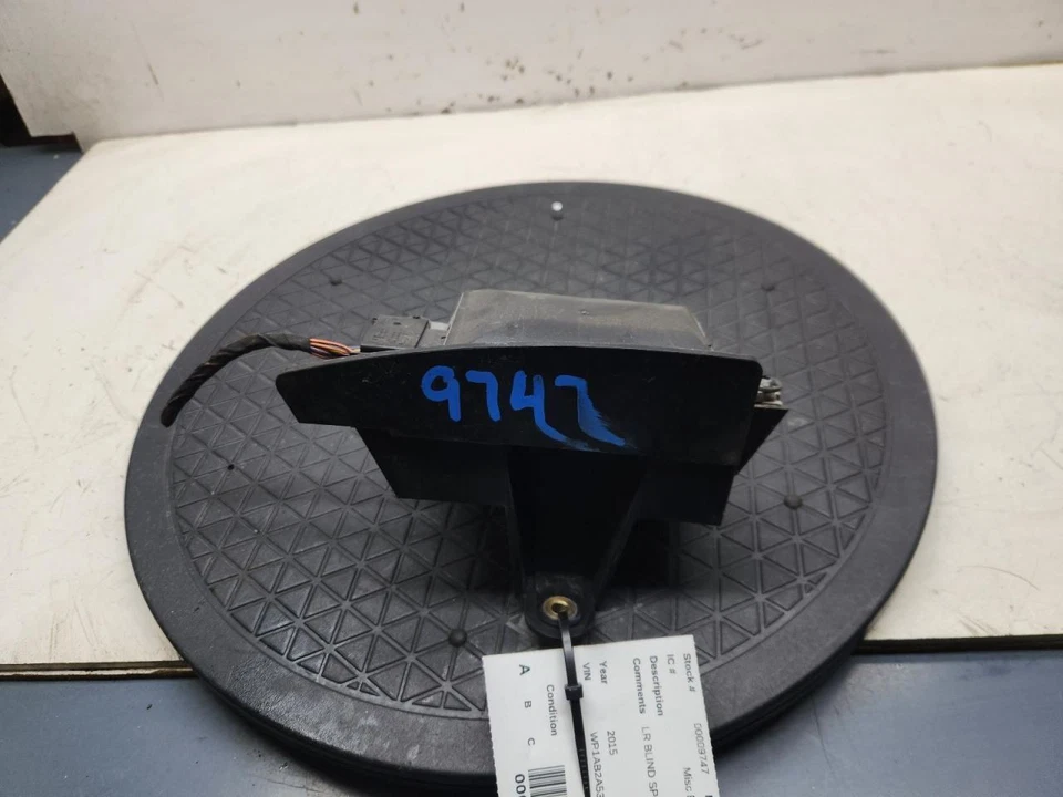 Sensor de punto ciego Porsche Macan 2015-2018 con soporte lado del conductor usado OEM Foto 2 de 4