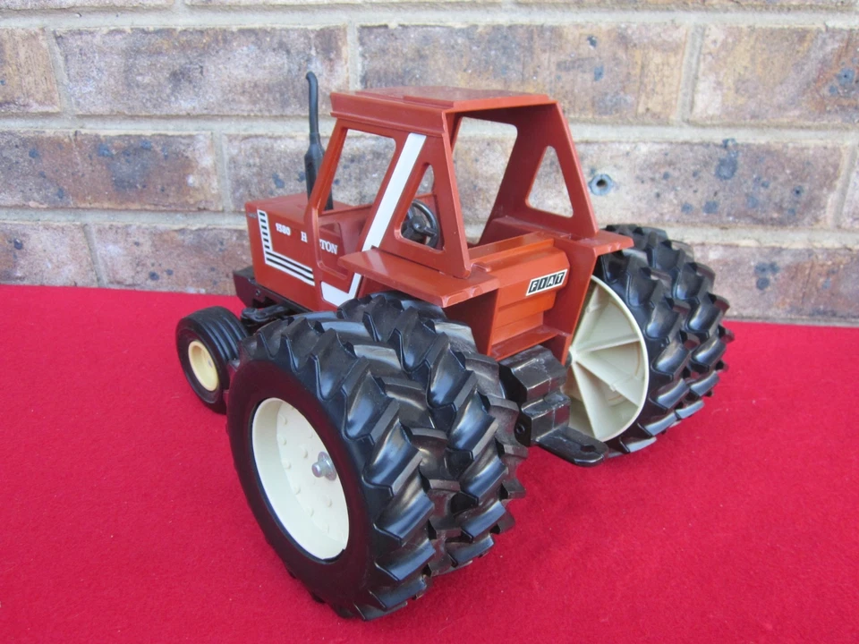 RARE Scale Models Fiat Hesston 1380 W/ DUALS Tractor Model 1/16 EXC Condition - Image 2 of 4