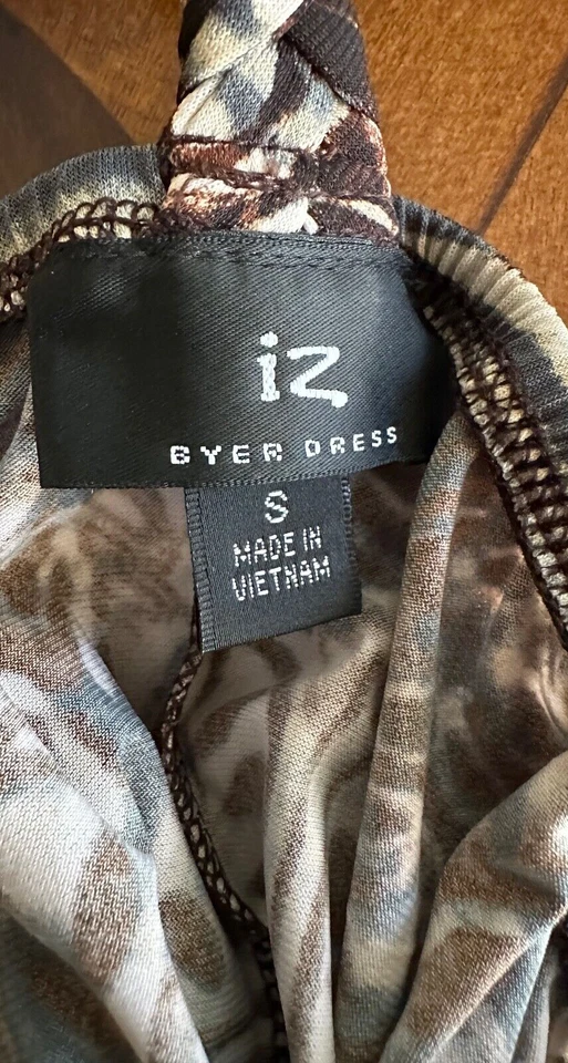 Vestido pequeño corredor espalda acentuada escote marrón axila a axila 15" largo 31" Foto 2 de 4