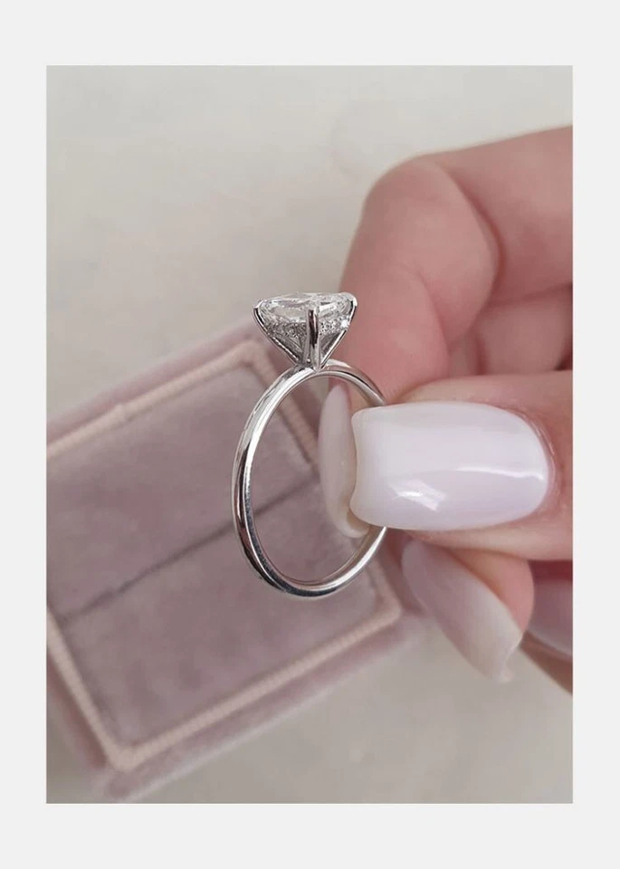 Anillo de compromiso de boda de diamantes creado en laboratorio de esmeralda de 3 quilates enchapado en oro blanco de 14 k Foto 3 de 4