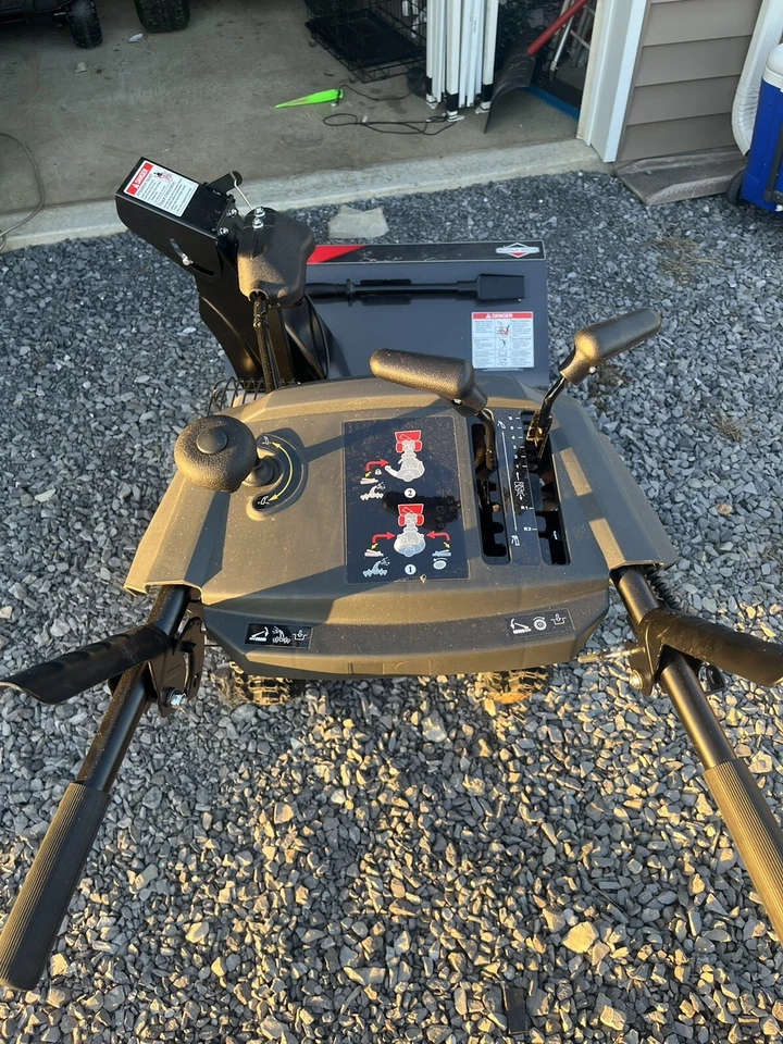 Lanzanieves Briggs & Stratton 1150 Snow Series 250cc 27" 2 etapas servicio mediano Foto 3 de 4