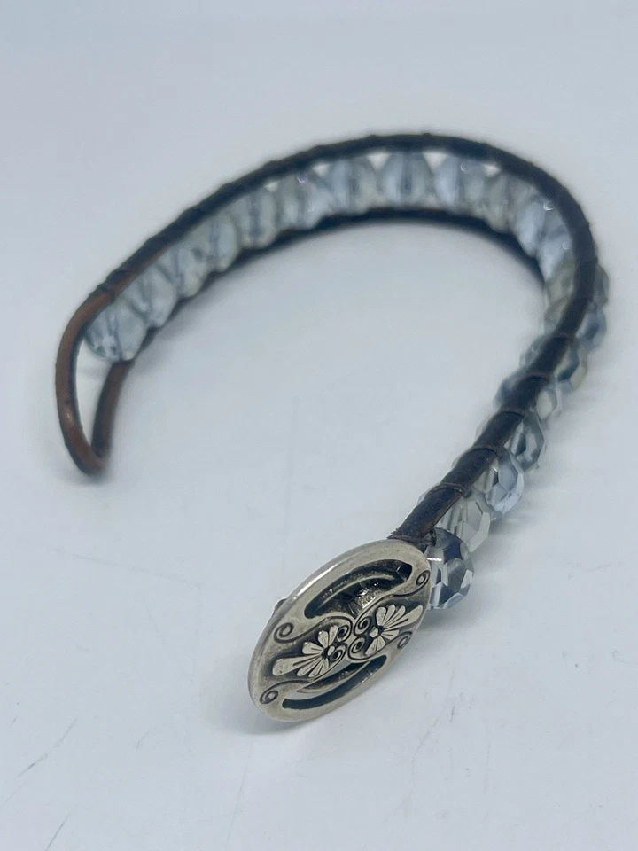 "Pulsera envolvente única de cuarzo gris paloma plateada con acento floral cuentas cuero talla 6""" Foto 4 de 4