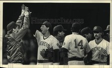 1988 Press Photo Rob Deer & Dan Plesac Exchange High Fives in Milawukee Victory