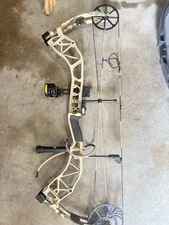 Compound Hunting Bow Set Right Handed And 5 Arrows Used Only For Practice!!!!!!’