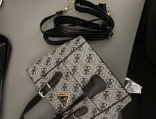 GUESS Damen Schultertasche grau schwarz Logo-...