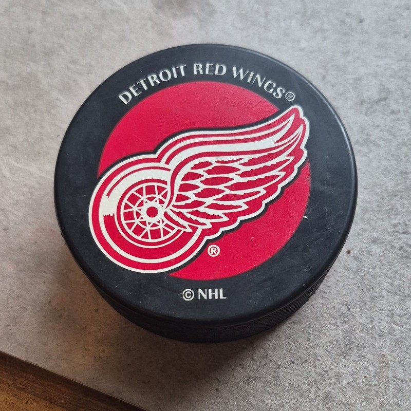 Puck World Detroit Red Wings NHL Official Licensed Hockey Puck
