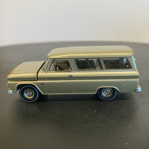 Auto World 1966 Chevy Suburban Sattel lose Maßstab 1:64 - Bild 1 von 7