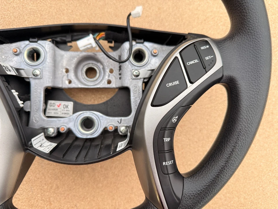 Volante Hyundai Elantra 2011-2016 con interruptor de control de crucero de audio OEM Foto 3 de 4