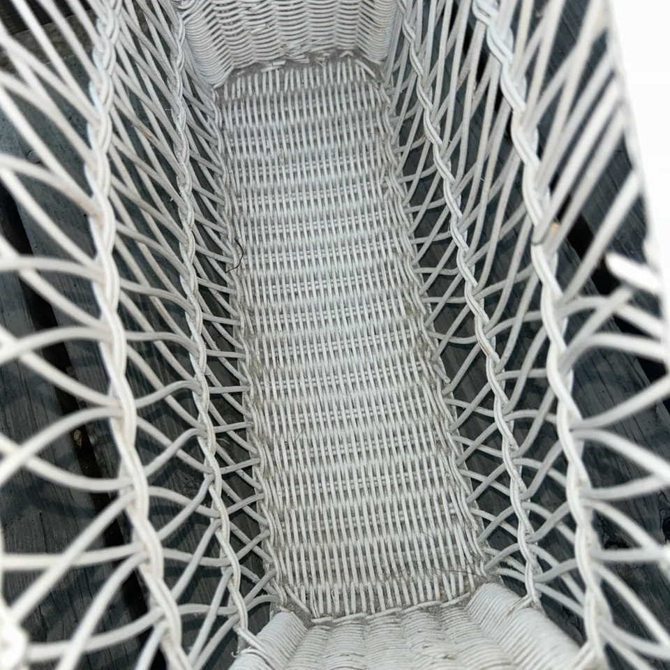 Vintage off White Wicker Magazine Record Storage Rack Yarn Basket Shabby Cottage - Image 3 of 4