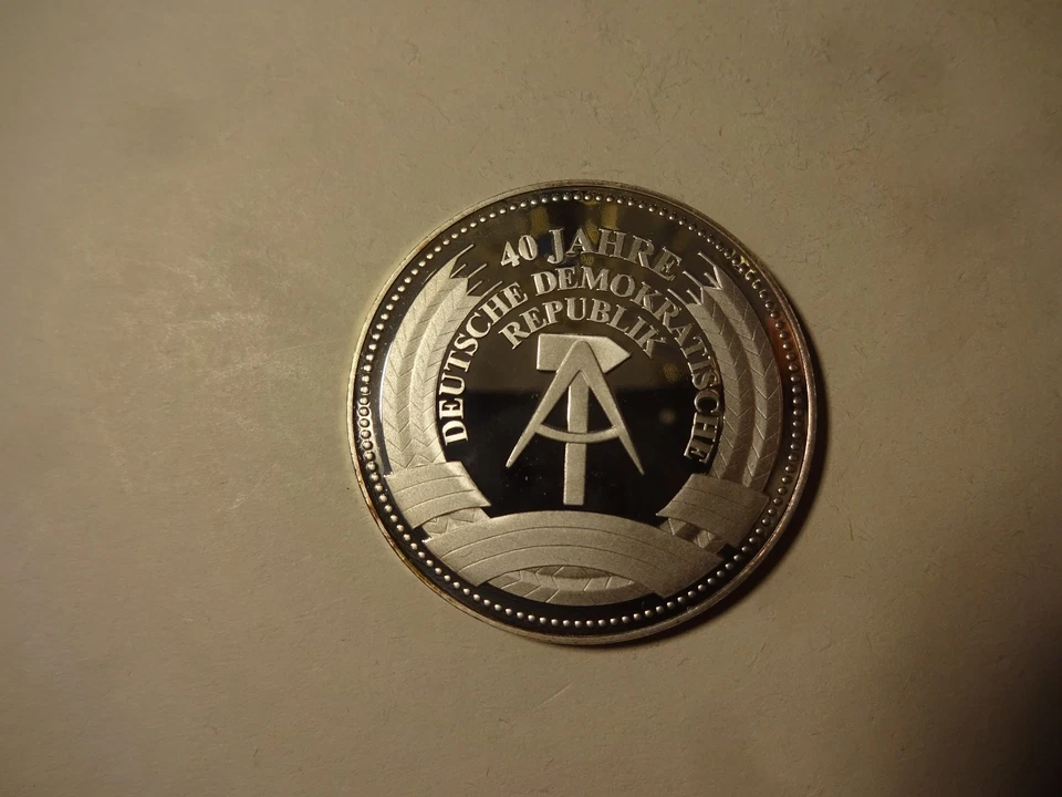 Medaille 40 Jahre DDR Nationaltheater Weimar versilbert Spiegelglanz! - Bild 2 von 2