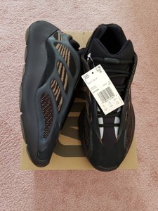 adidas YEEZY 700 V3 Clay Brown Mens Size 10.5 GY0189 194820272942 | eBay